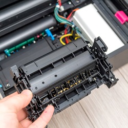 Comment savoir si le toner de mon imprimante est presque vide ? 