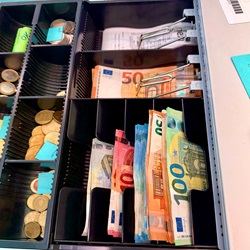 Il cassetto usato mantiene sicurezza e apertura elettronica?